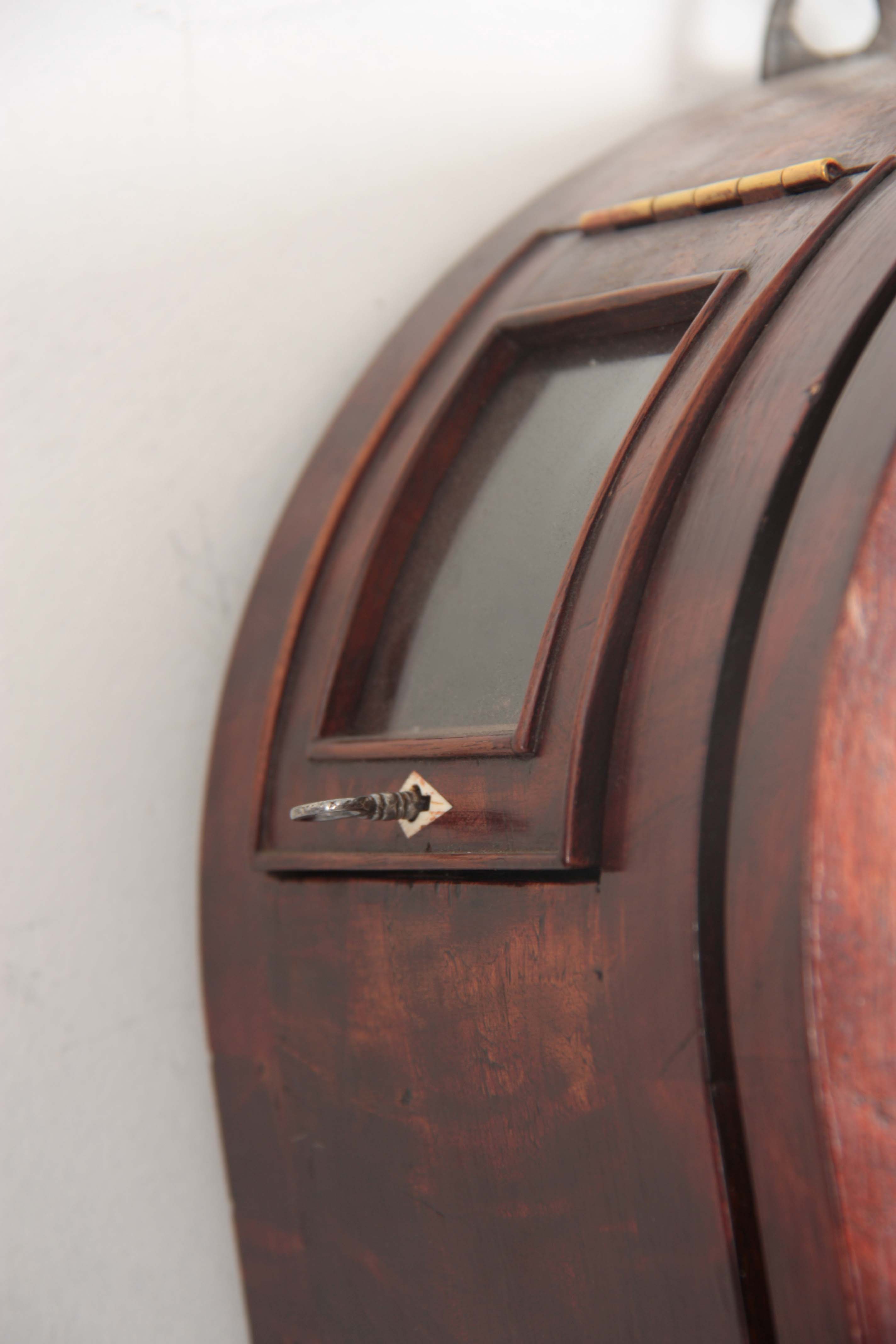 A GOOD QUALITY MID 20TH CENTURY FIGURED MAHOGANY REGENCY STYLE REGULATOR WALL CLOCK the arched top - Image 5 of 8