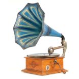 AN EARLY 20TH CENTURY HORN GRAMOPHONE having an oak case with spring-wound movement and blue steel