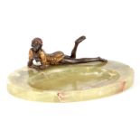 AN EARLY 20TH CENTURY COLD PAINTED BRONZE MOUNTED ONYX DESK TIDY the bronze depicting a young boy