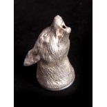 A SOLID SILVER STIRRUP CUP realistically modelled as a snarling fox head 8cm high, app. 108.5g James