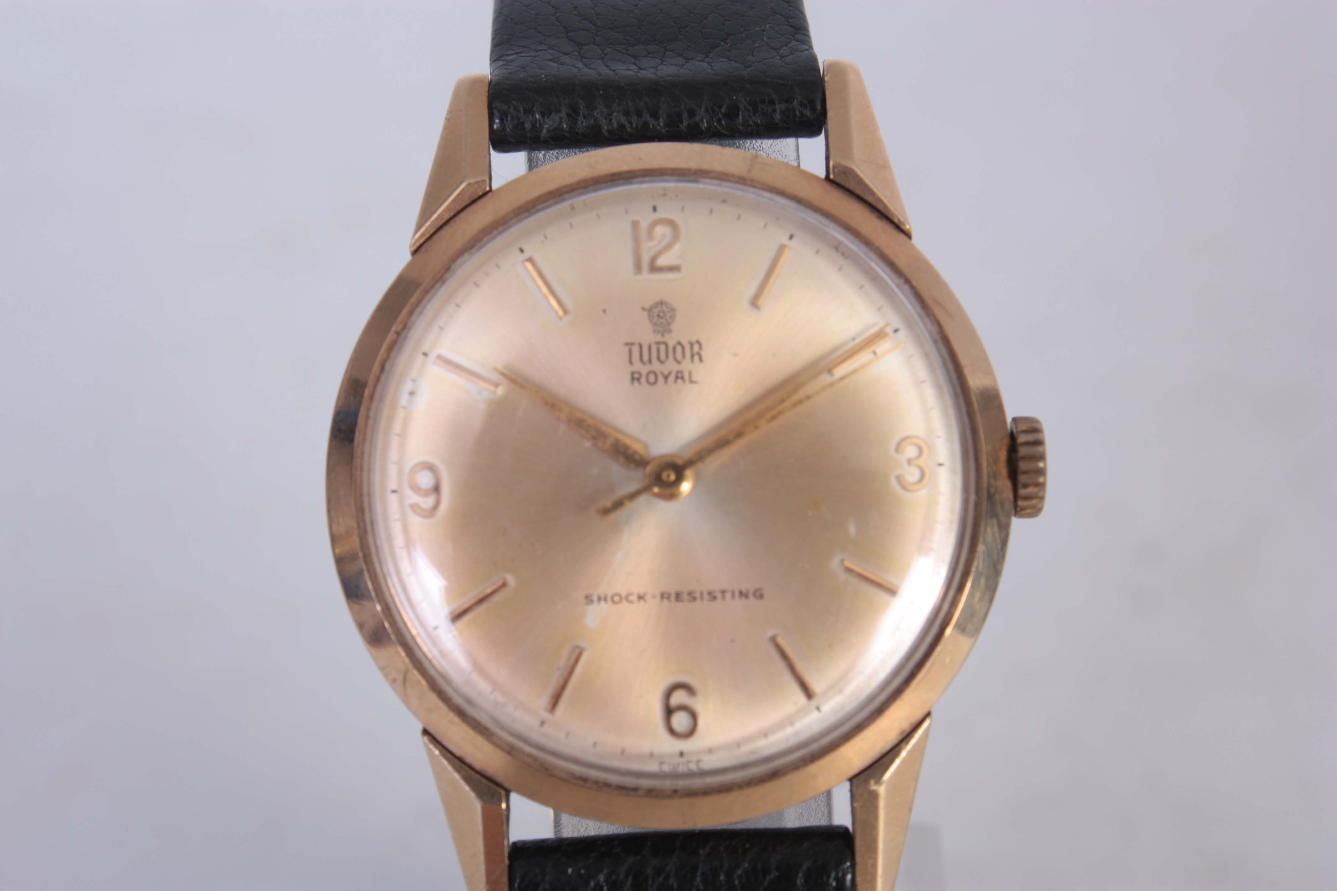 A GENTLEMANS VINTAGE 9CT GOLD TUDOR ROYAL WRIST WATCH on a black leather strap, the gold dial with - Image 2 of 5