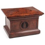 WILKINSON & SONS 141 LUDGATE HILL, NUMBERED 4966 A FINE LATE REGENCY BURR OAK CELLARETTE with