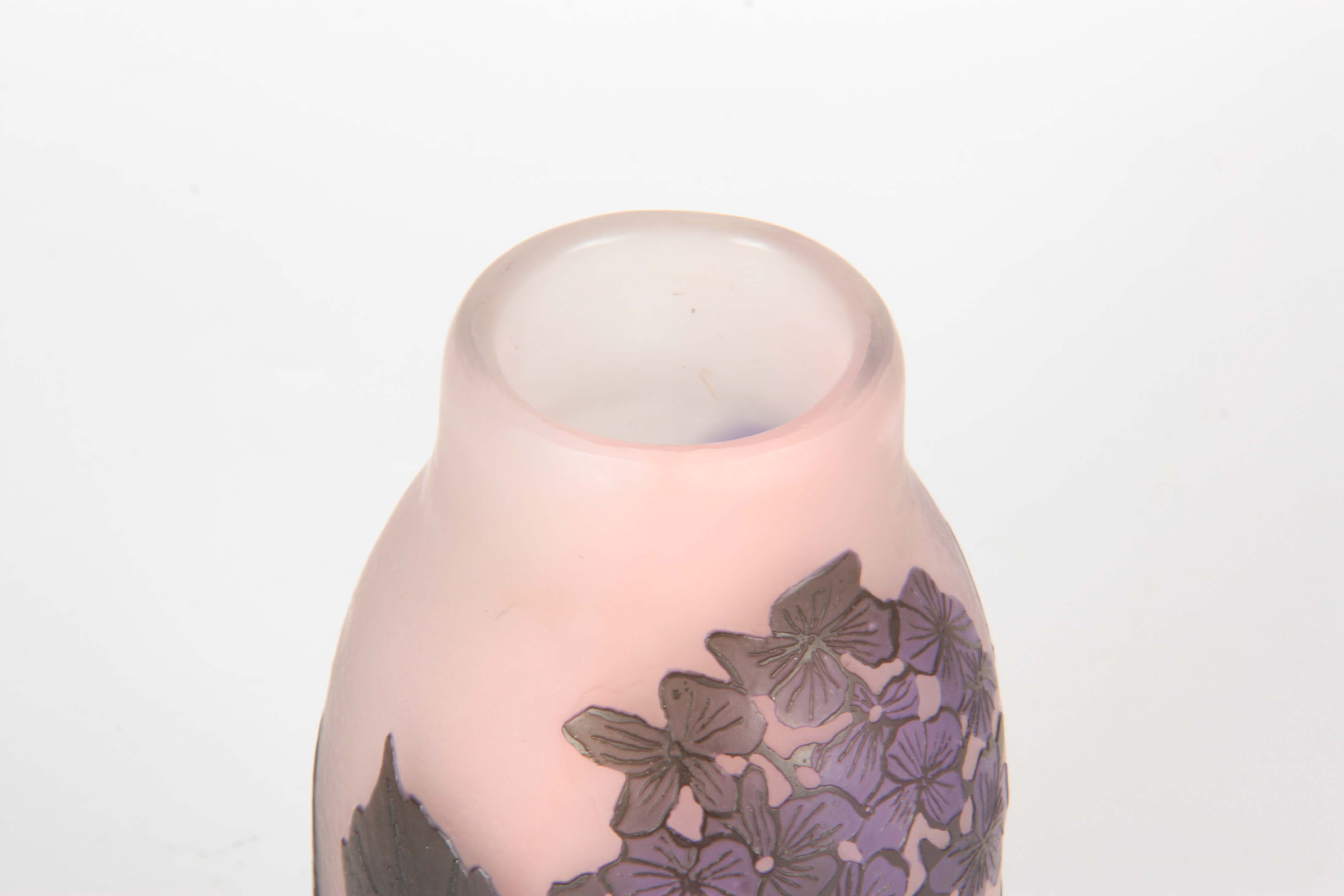 AN EARLY 20TH CENTURY GERMAN ARSALL CAMEO GLASS VASE with foliate decoration, signed. 15cm high - Image 3 of 6