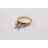 18ct Gold Single stone ring mount with stippled design shoulders over White gold mount 5.1g total
