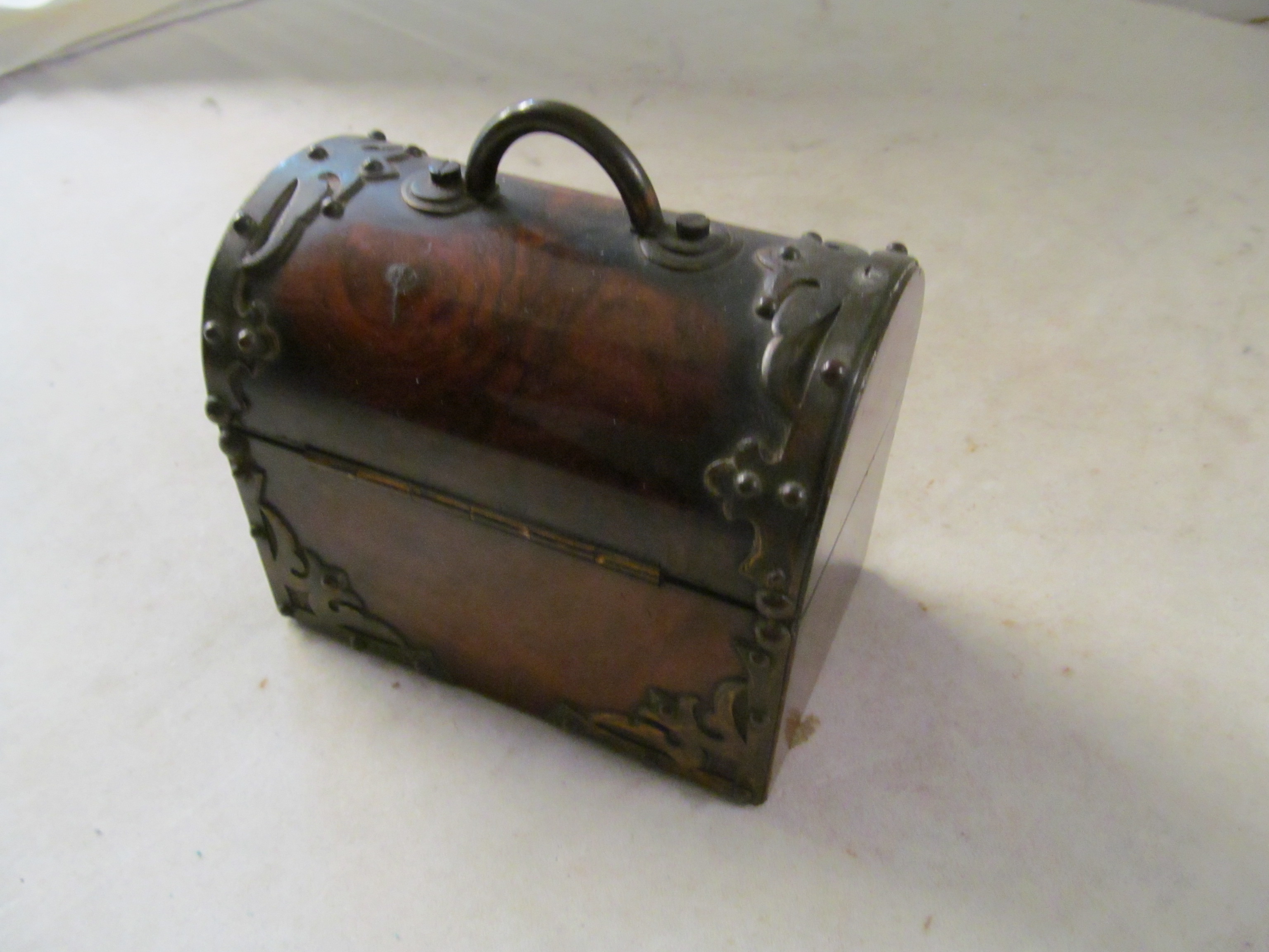 A small walnut and brass dome top box containing two glass bottles - Image 3 of 3