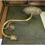 A brass wall light and three etched glass shades (1a/f)