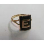 A 9ct gold mourning ring 'E'