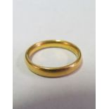 A 22ct gold band 4.6g