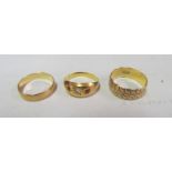 Two 9ct gold rings 4.1g and a small ring
