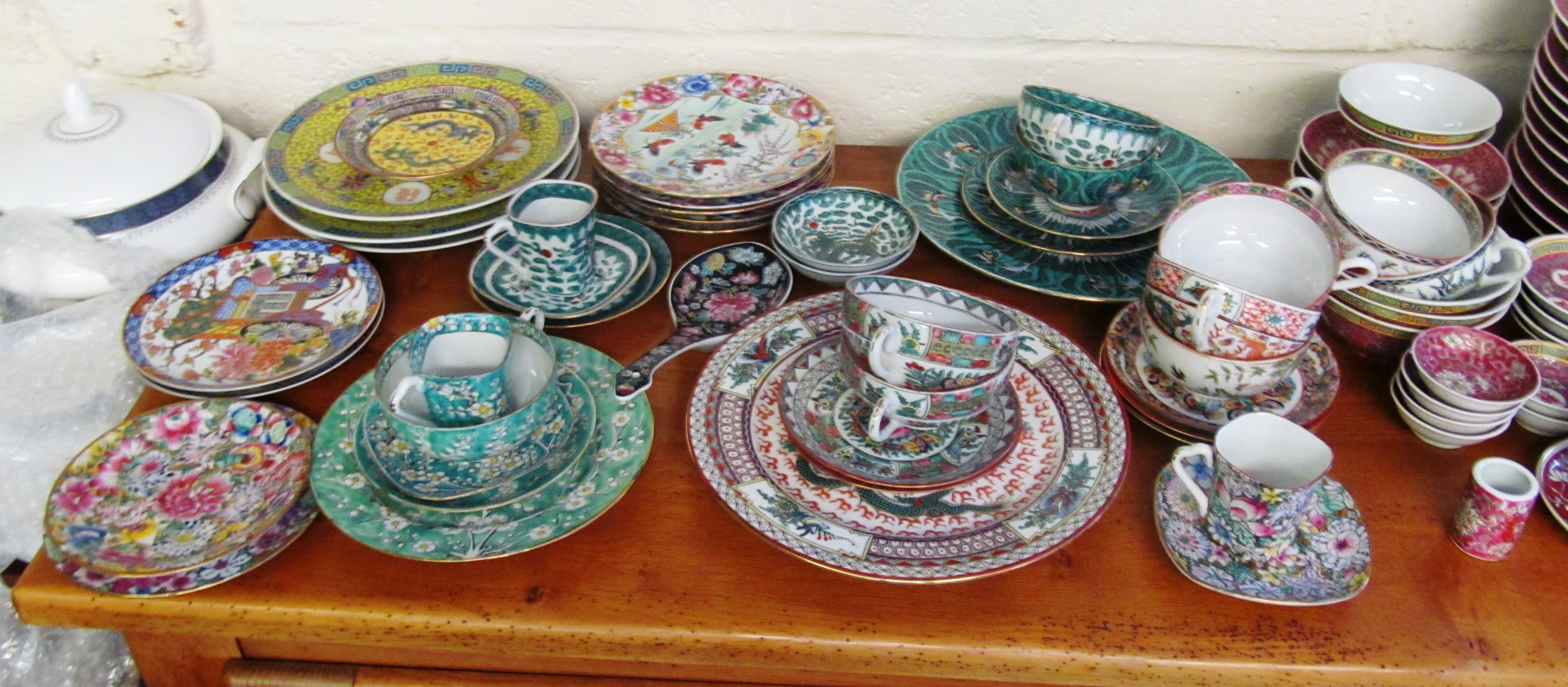 A large selection of Cantonese and other oriental dinner and teaware - Image 2 of 4