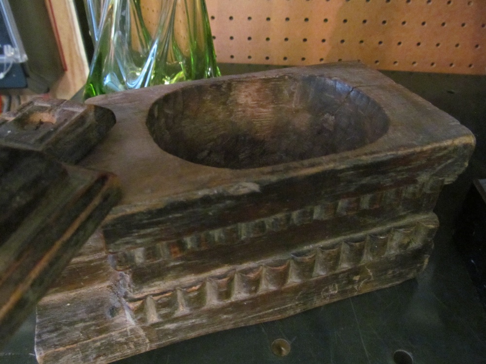 An Argentinian carved box with bullock to swivel lid - Image 4 of 5