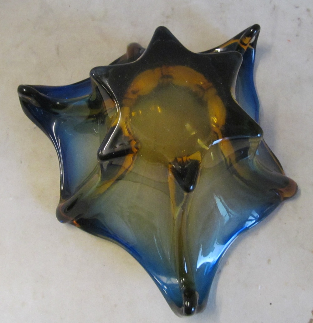 A coloured glass bowl - Image 2 of 2