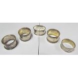 Four silver napkin rings and plated napkin