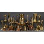 MIXED BRASS AND COPPER DECORATIVE ARTS