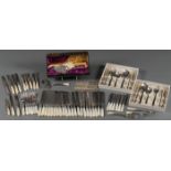 MIXED FLATWARE SET