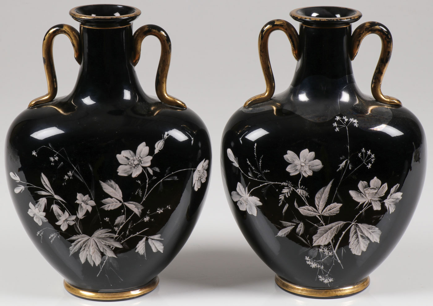 A PAIR OF MARY GREGORY PILLOW VASES, C. 1880 - Image 2 of 4