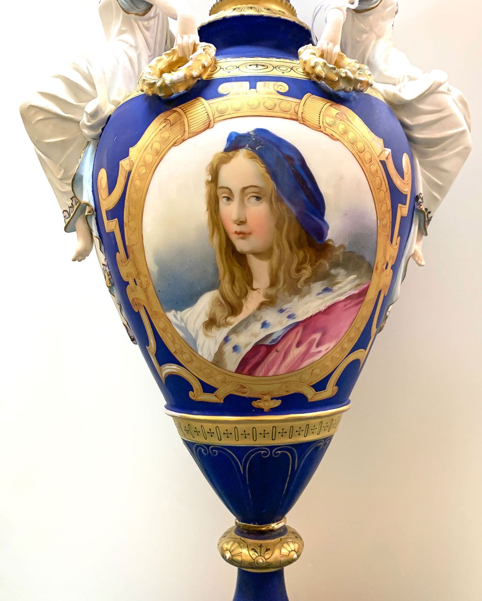 IMPRESSIVE PORCELAIN PORTRAIT URN C. 1880 - Bild 3 aus 5