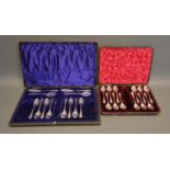 A Cased Silver Grapefruit Set, together with a cased set of twelve Sheffield silver teaspoons in