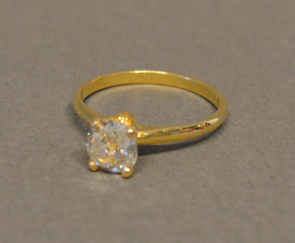 An 18 Carat Gold Solitaire Diamond Ring, the oval diamond claw set, approximately 1.03 carat