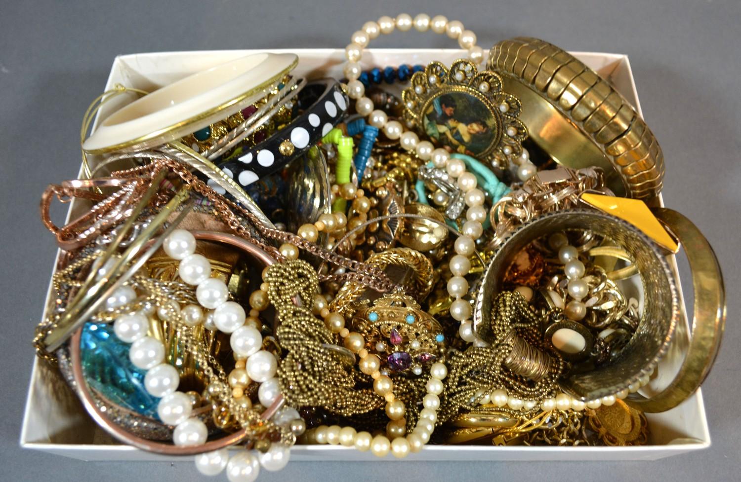A Collection of Jewellery to include bangles, bead necklaces, brooches and other items