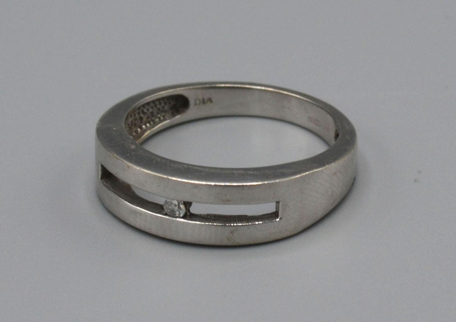 A 9ct White Gold Band Ring set with Single Diamond, Size P, 3.8 grams