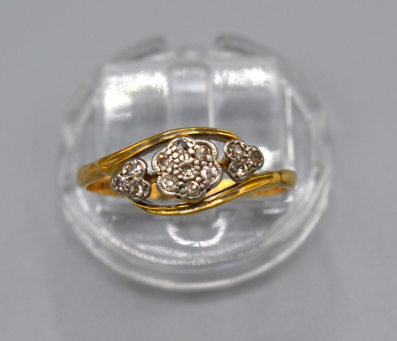 A 18ct Yellow Gold Diamond Ring set with three clusters of diamonds within a crossover setting, size - Image 2 of 2