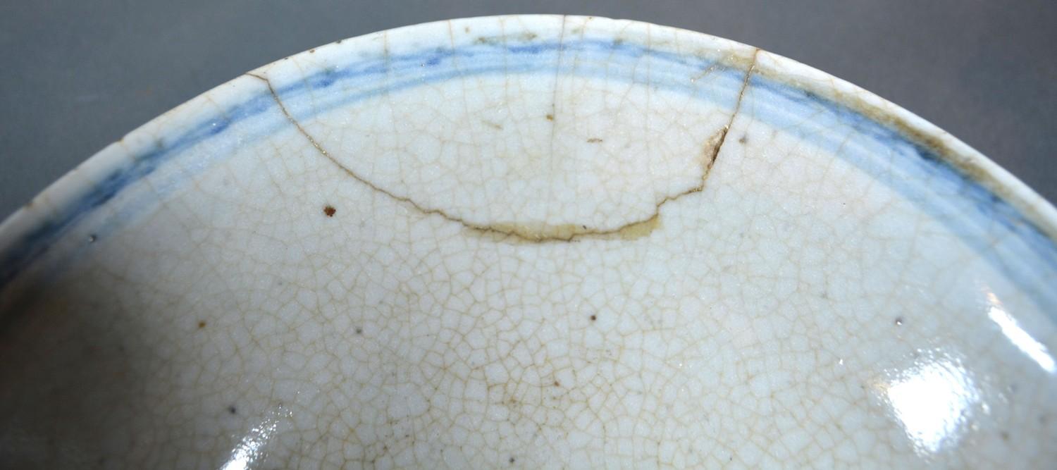 An Early Chinese Crackleware Underglaze Blue Decorated Bowl, 21 cms diameter - Image 3 of 5