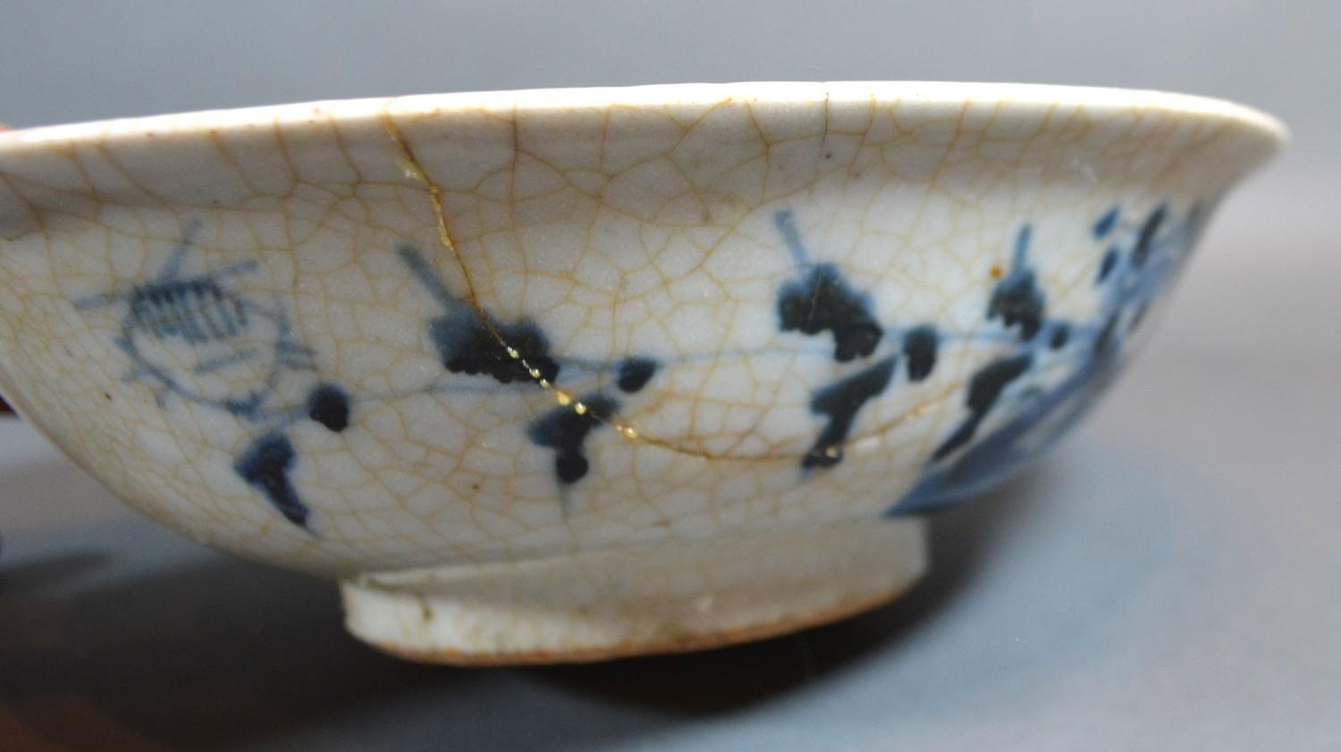 An Early Chinese Crackleware Underglaze Blue Decorated Bowl, 21 cms diameter - Image 4 of 5