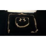Jewellery-Nice set all matching - Earrings-Necklace and Bracelet- in a black felt box - yellow