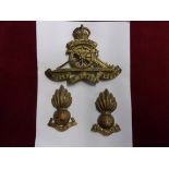 British WWI Artillery Territorial Cap Badge and collar dog set (3), (Brass, lugs)