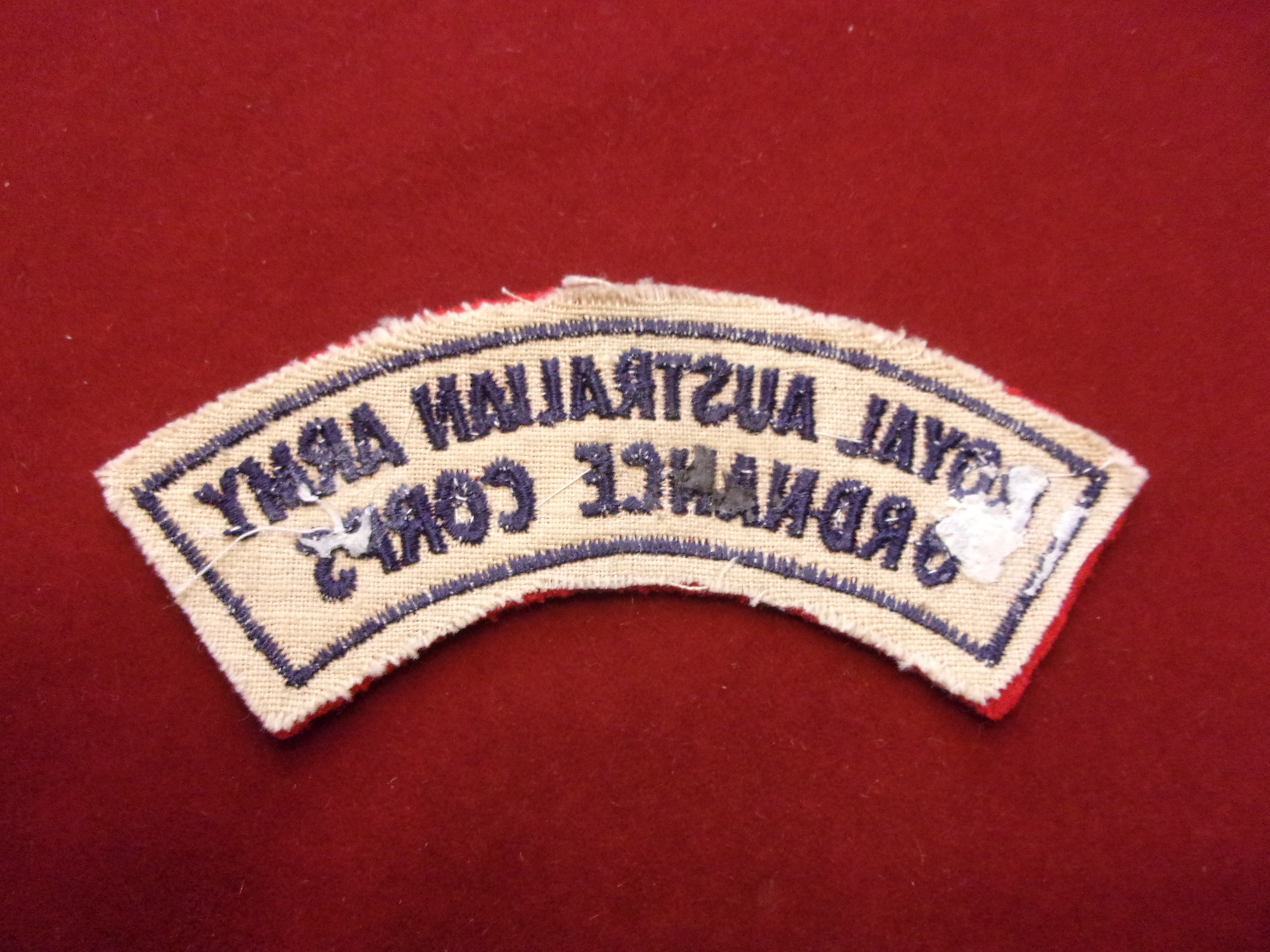 Australian Royal Army Ordnance Corps cloth shoulder title, blue on red - Image 2 of 3