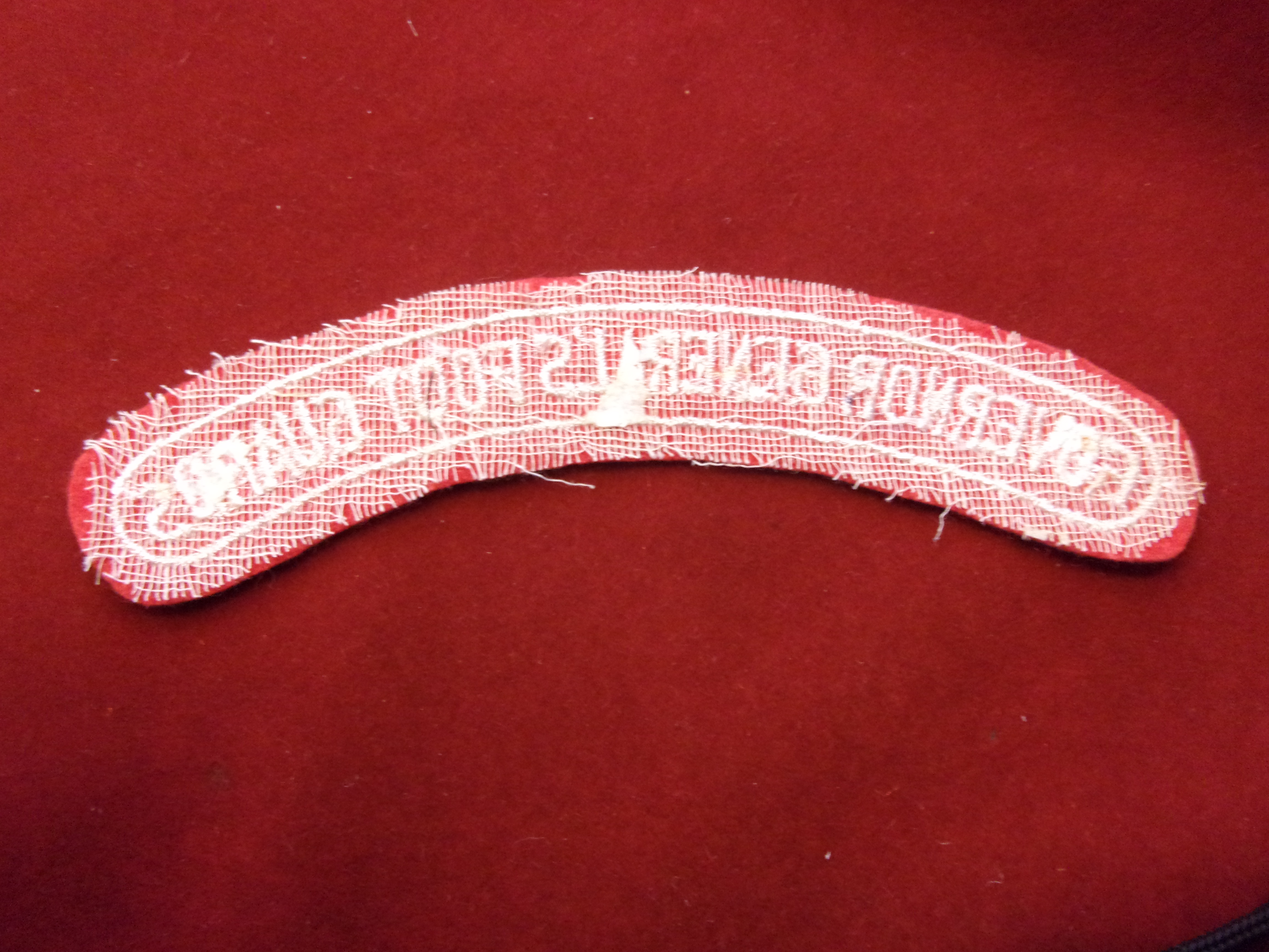 Canadian Governor General's Foot Guards cloth shoulder title, white on red. - Image 2 of 3