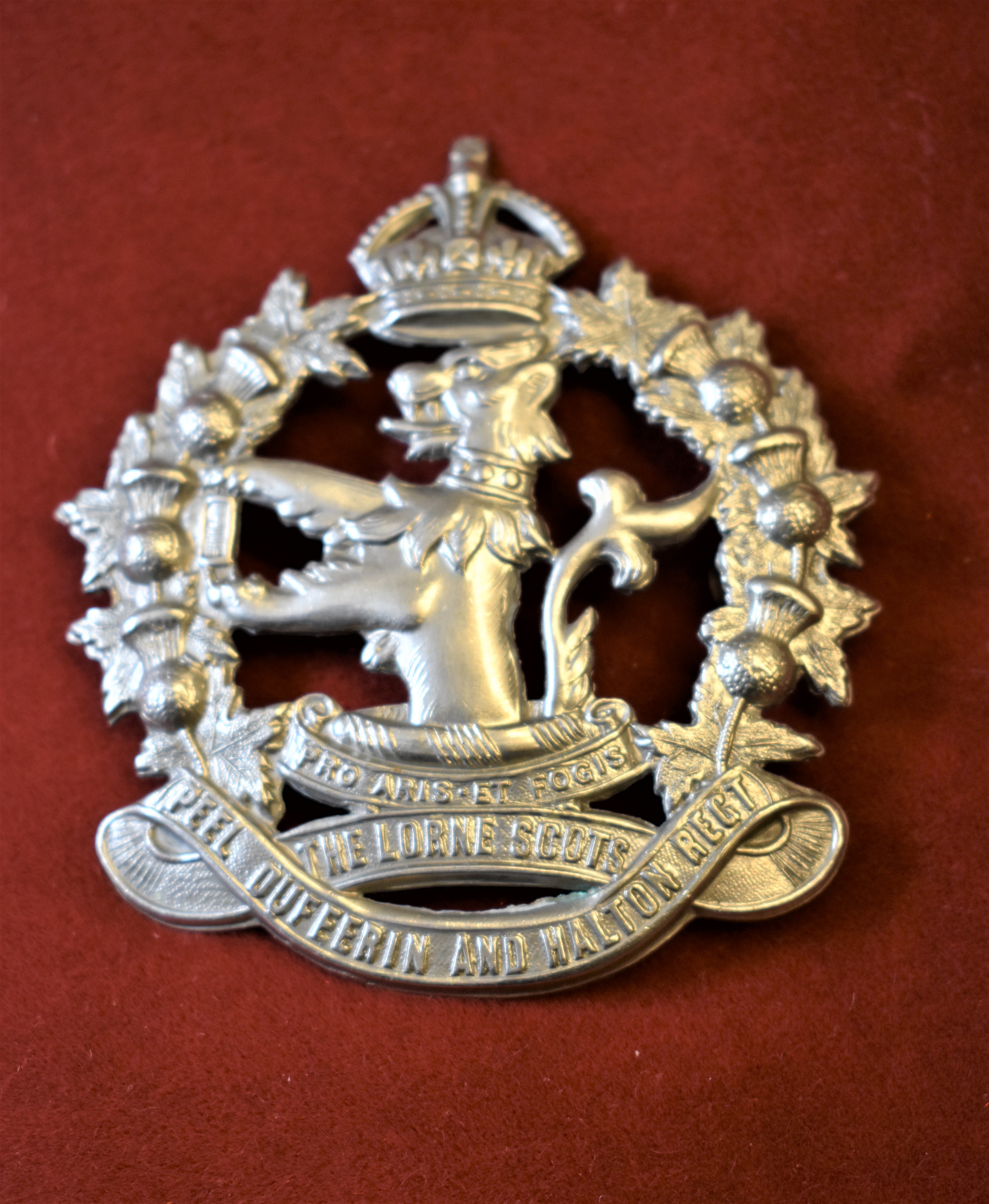 Canadian The Lorne Scouts (Peel Dufferin and Halton Regt) WWII Glengarry Cap Badge, w/m, two lugs. - Image 2 of 2