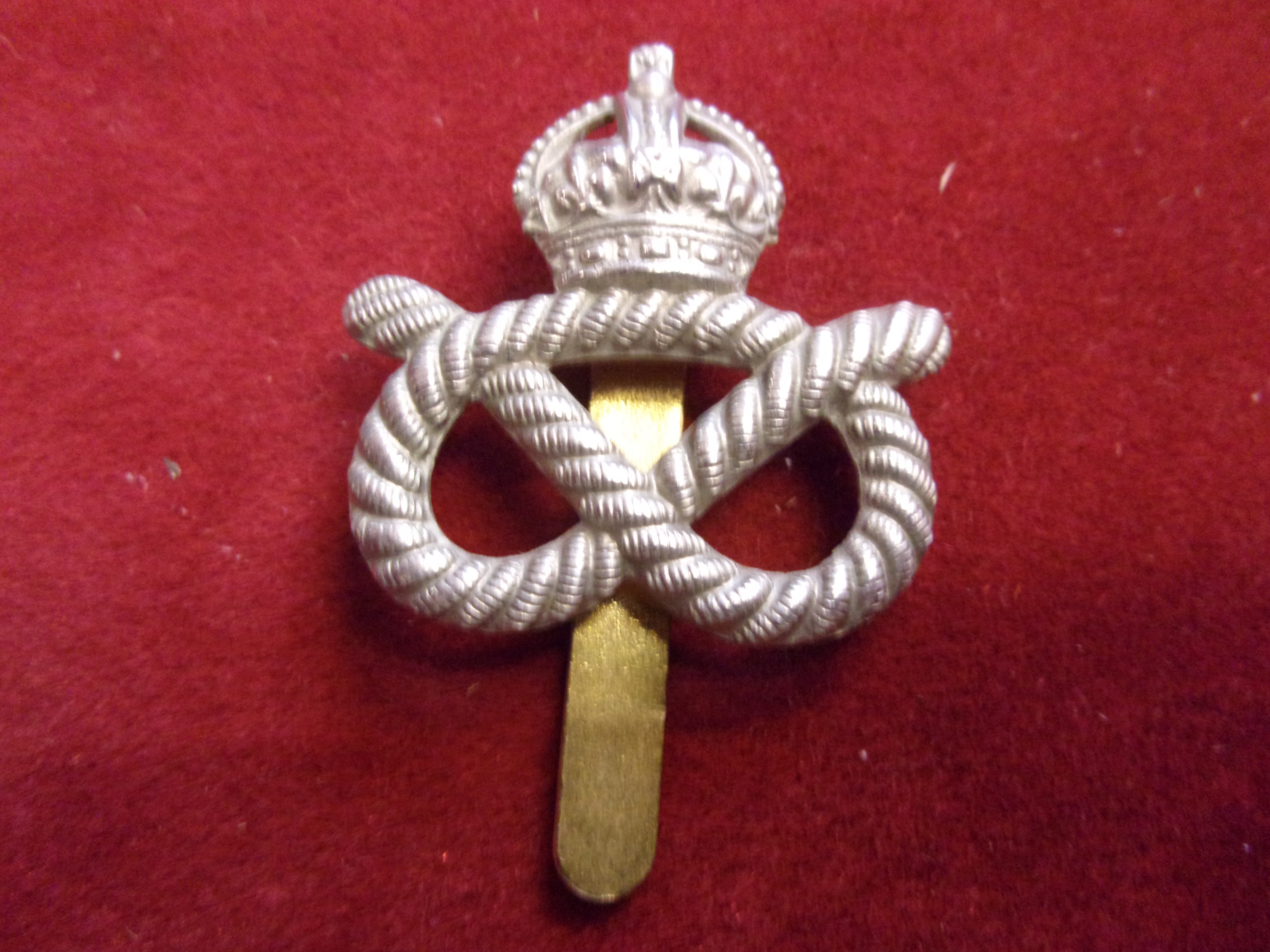 Queen's Own Royal Staffordshire Yeomanry (Hussars) Other Ranks EIIR Cap Badge (White-metal), slider.