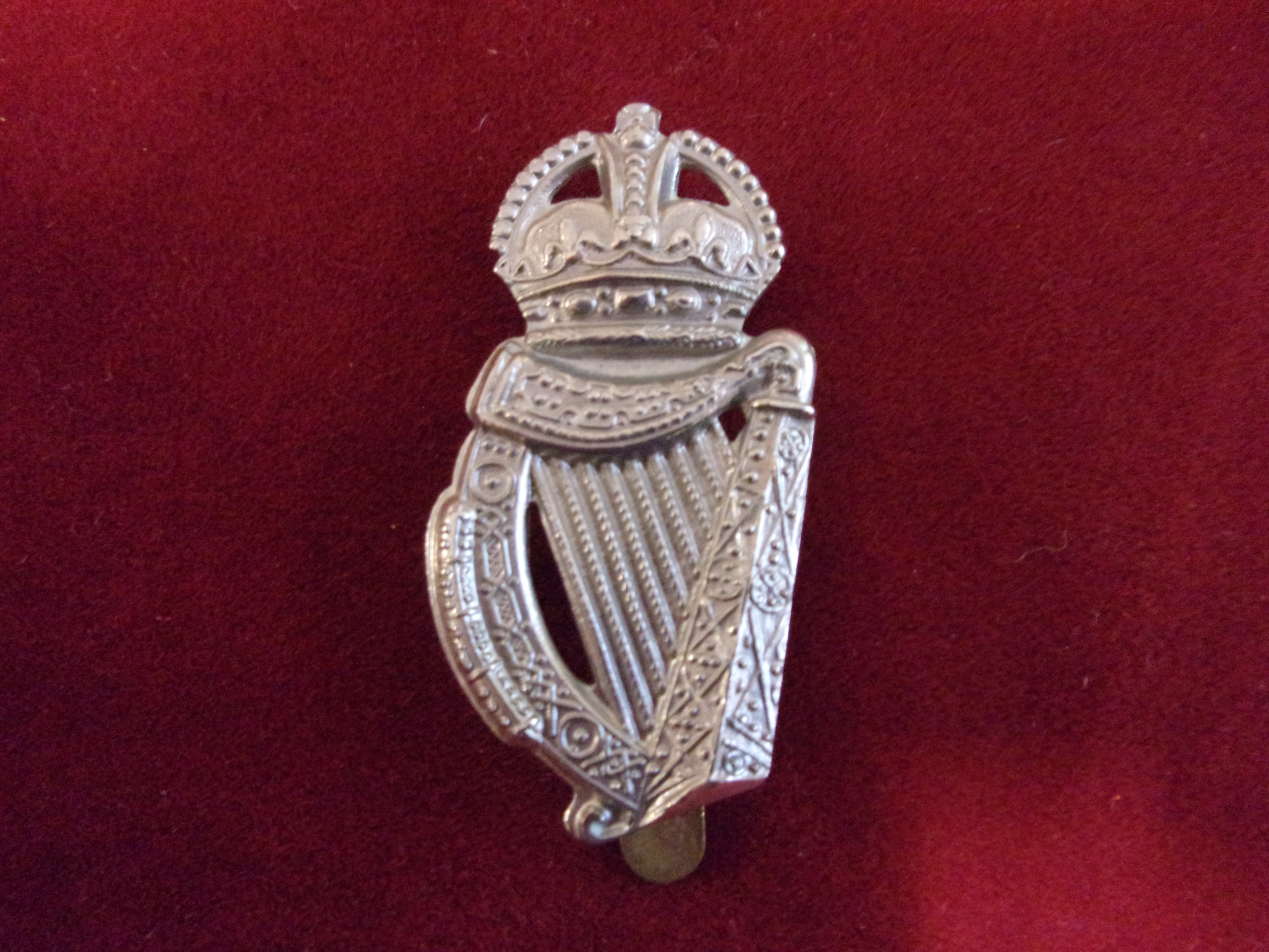 18th Battalion London Irish Regiment WWII Officers Cap Badge, (White-metal, slider)