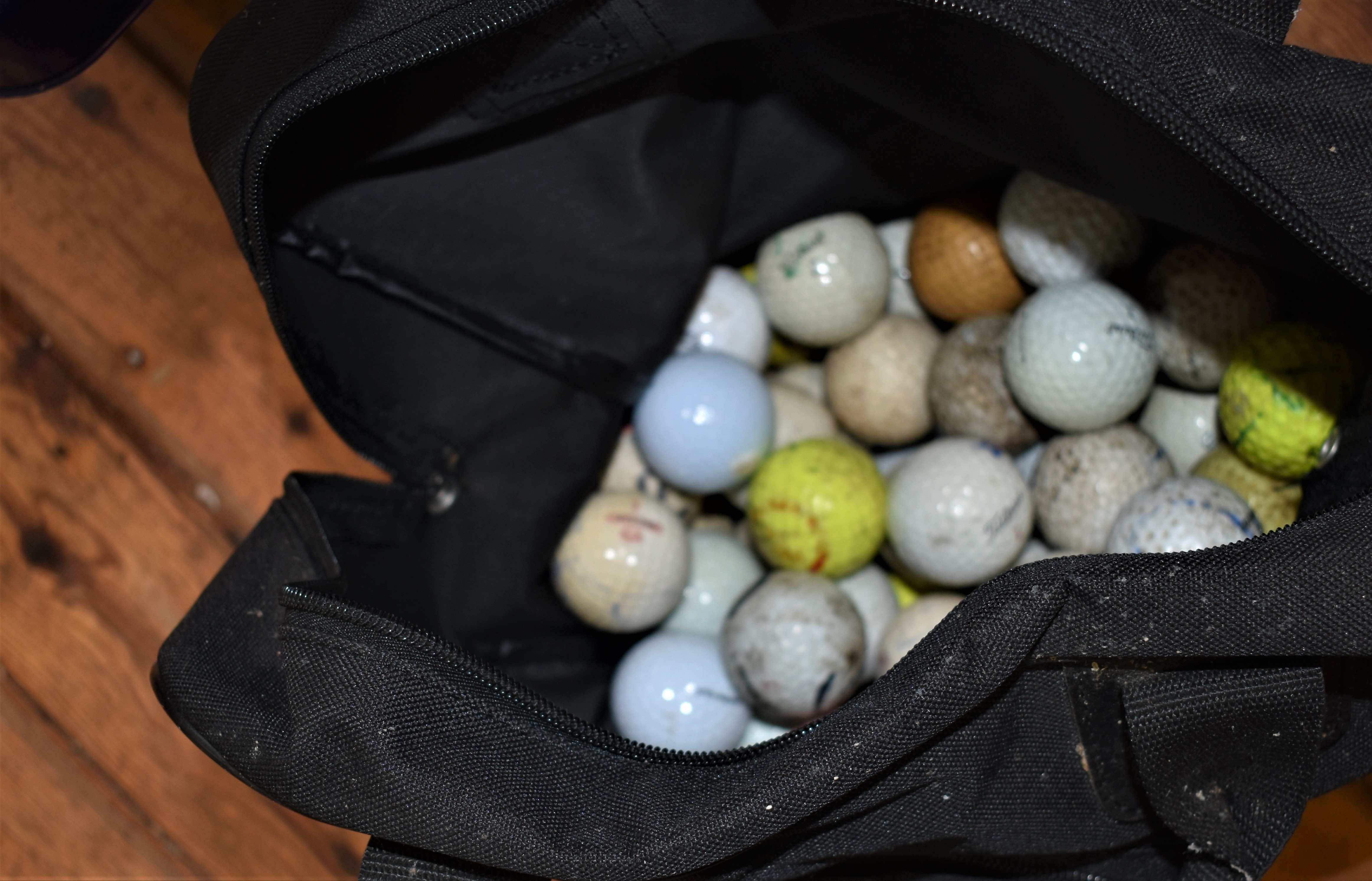 A nice pair of carry cases filled with used golf balls. Nice used condition - Image 2 of 2