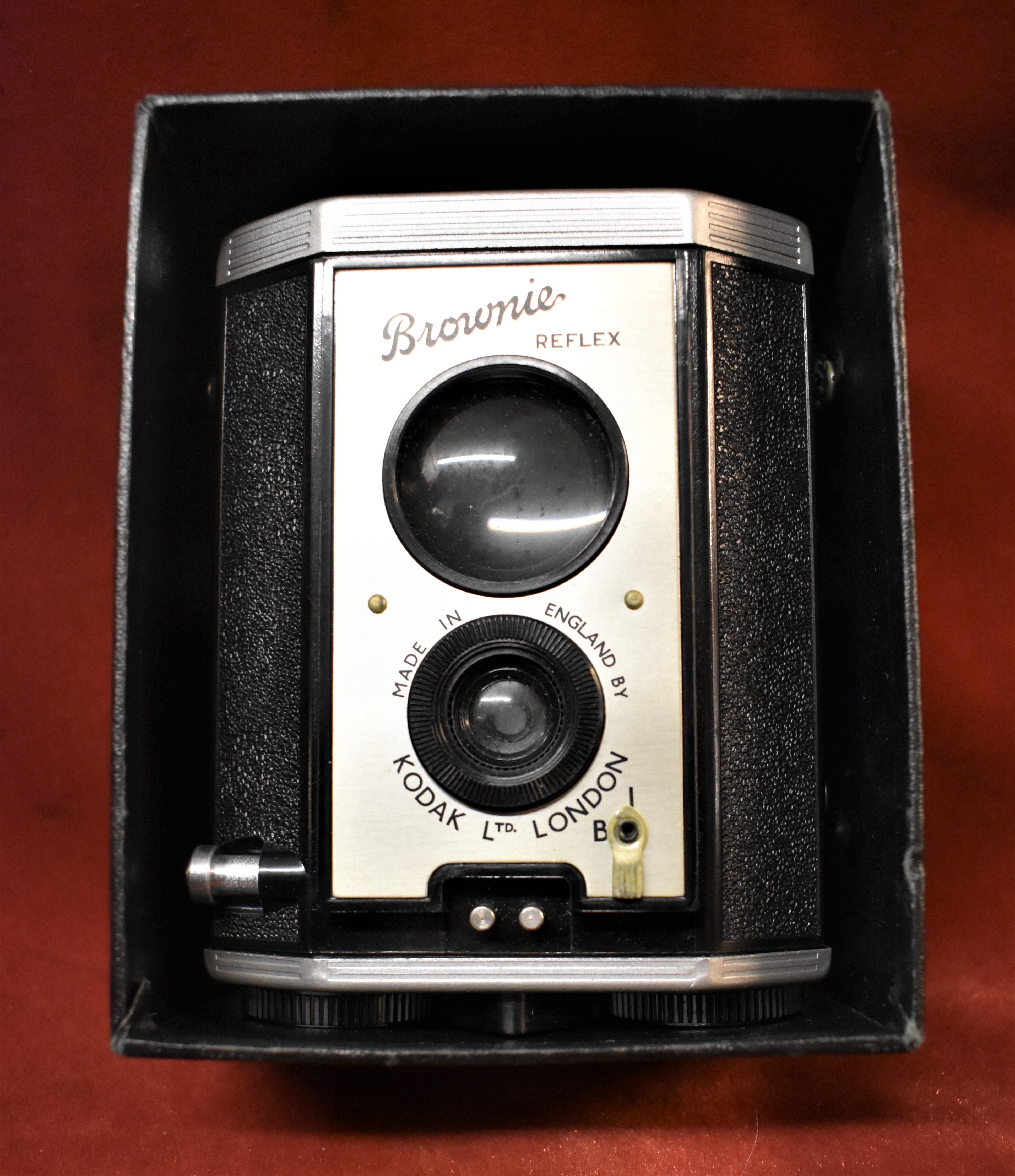 Vintage Rare Collectible Brownie Reflex Made In England Kodak Ltd Box Camera - Image 3 of 3