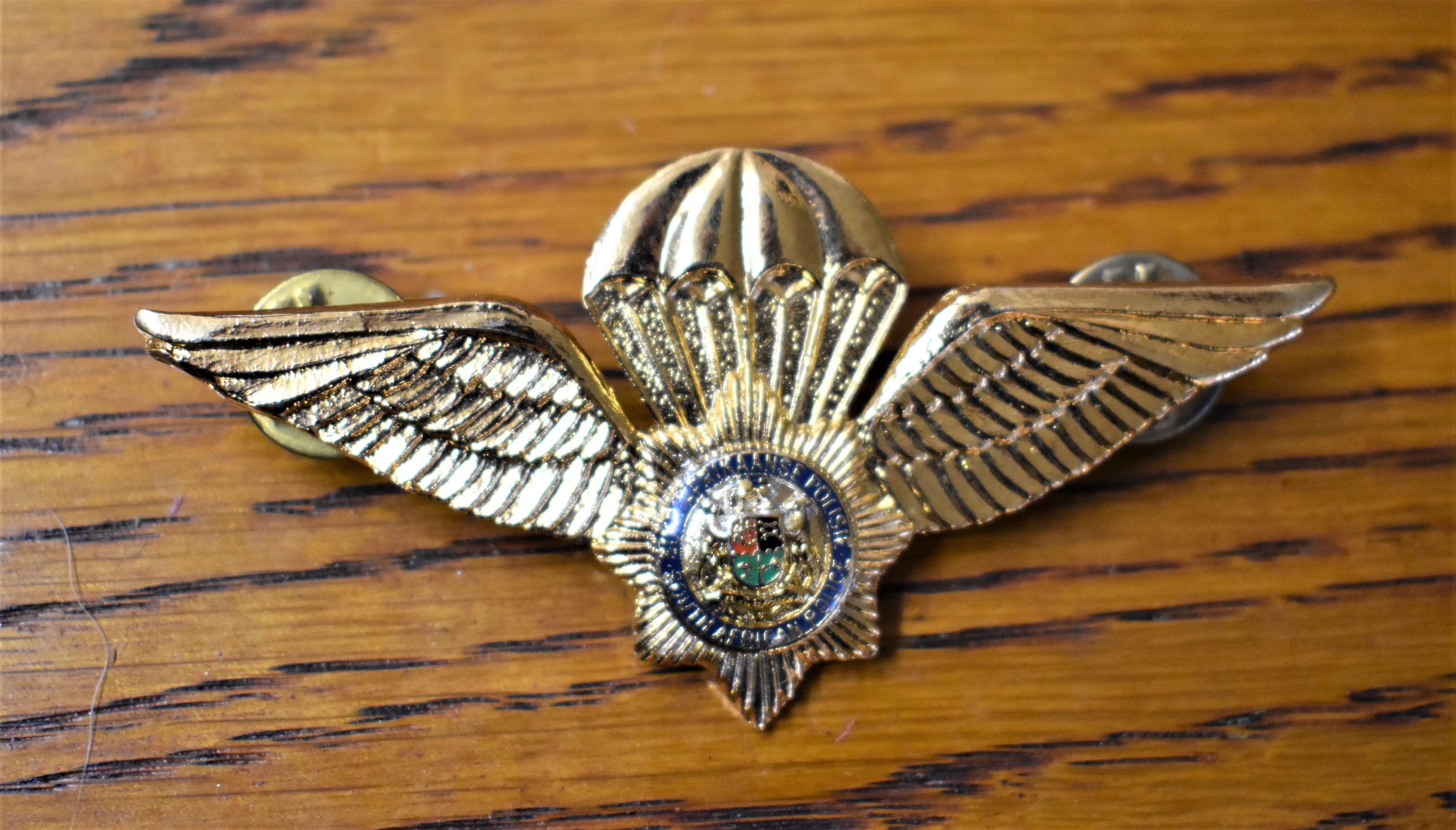 Police Parachutist qualification wings, Type I, pre-1994, gold standard, Gilt and enamel.