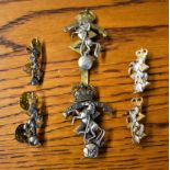 R.E.M.E. EIIR Cap Badges and Collar Badge Collection, two cap badges K&K: 2128 and 2129 with four