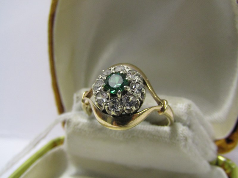 9ct YELLOW GOLD GREEN & WHITE STONE CLUSTER RING, size P