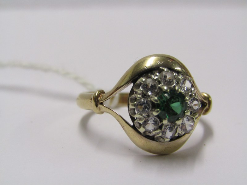 9ct YELLOW GOLD GREEN & WHITE STONE CLUSTER RING, size P - Image 3 of 3