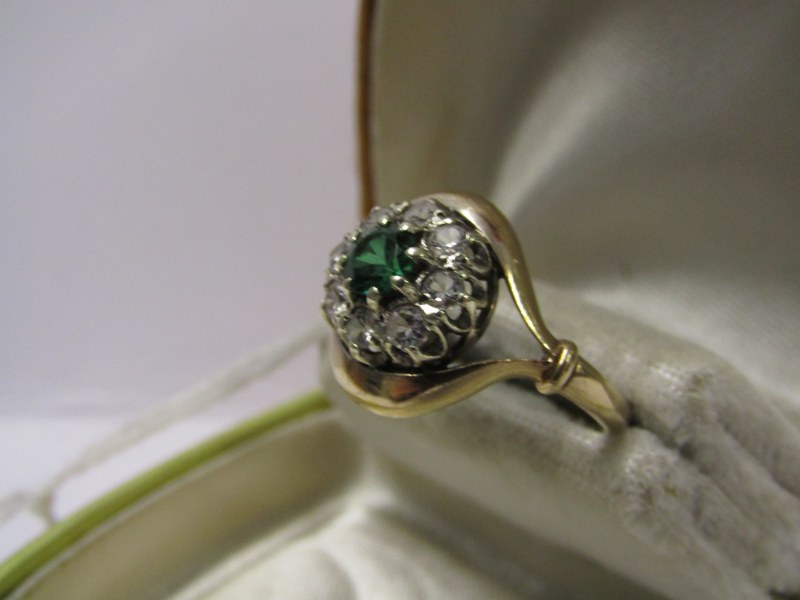 9ct YELLOW GOLD GREEN & WHITE STONE CLUSTER RING, size P - Image 2 of 3