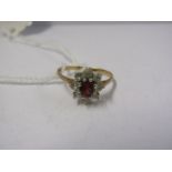 9ct YELLOW GOLD RED & WHITE STONE CLUSTER RING, size N