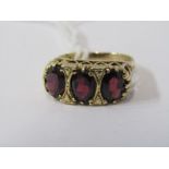 9CT YELLOW GOLD 3 STONE GARNET RING, size O