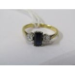 18ct YELLOW GOLD DARK BLUE SAPPHIRE & DIAMOND 3 STONE RING, principal rectangular cut sapphire of