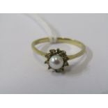 9CT YELLOW GOLD PEARL CLUSTER RING, central small culture pearl with pink hue surrounded by white