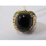 9CT YELLOW GOLD ONYX SIGNET STYLE RING, cabochon cut onyx in 4 clew setting, approx. 5grm weigh,