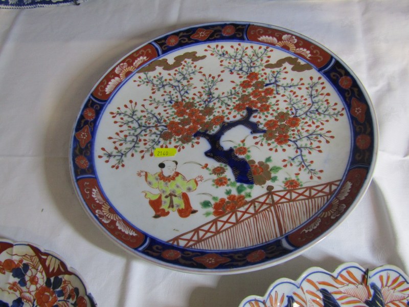 ORIENTAL CERAMICS, 3 Imari scalloped edge 12" chargers, together with smaller similar dish and 12" - Image 4 of 6