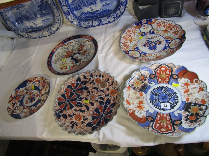 ORIENTAL CERAMICS, 3 Imari scalloped edge 12" chargers, together with smaller similar dish and 12"