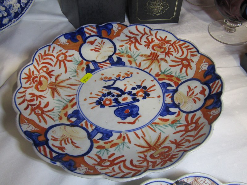 ORIENTAL CERAMICS, 3 Imari scalloped edge 12" chargers, together with smaller similar dish and 12" - Image 5 of 6